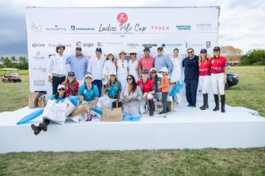 Foto Directivos y equipo ganador.jpg